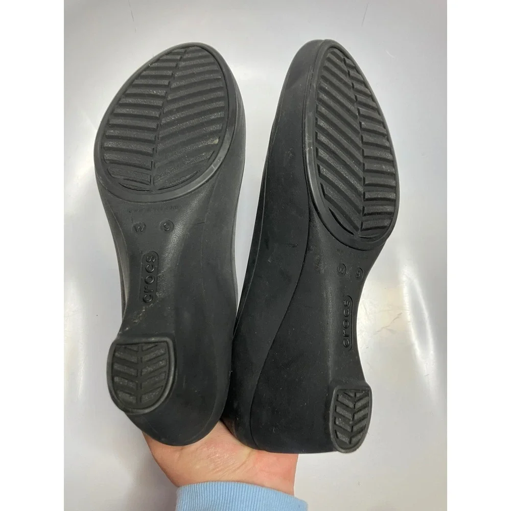 Crocs matte black Lina wedge pumps women's size‎ 9 business casual basics Eva